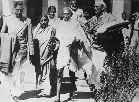 Photo of Gandhiji with Rabindranath Tagore at Santiniketan, 18th February, 1940.JPG